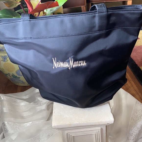 🌺🌺NEIMAN MARCUS BAGS🌺🌺 - Picture 3 of 5